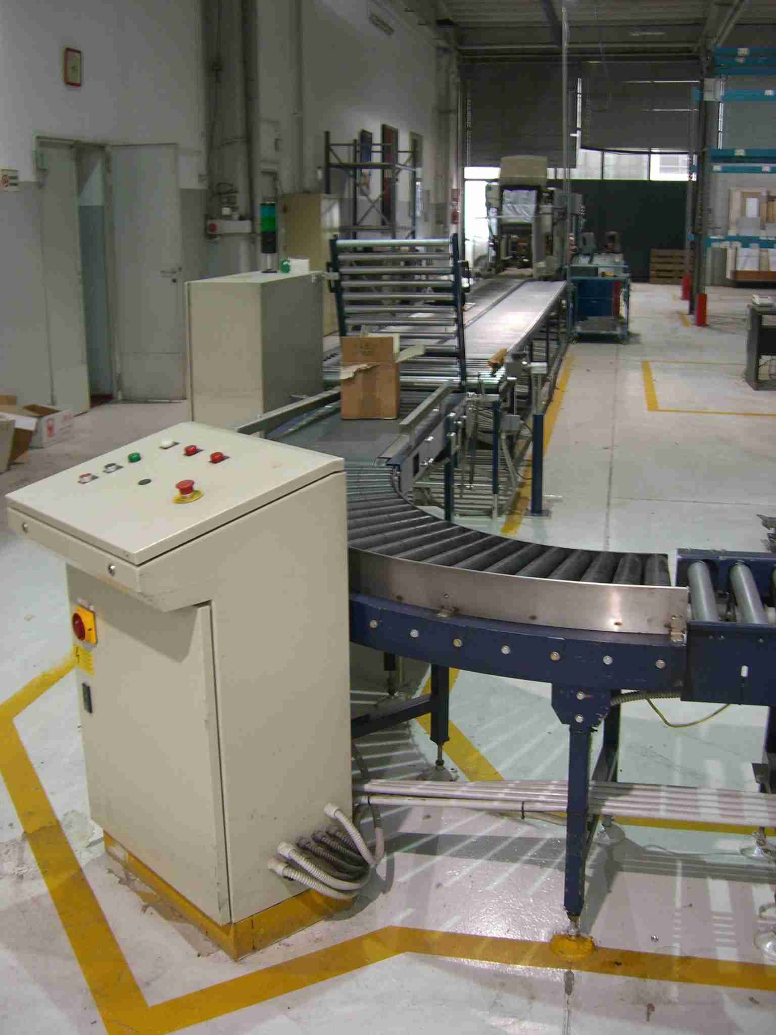 Convoyeur à rouleaux industriel modulaire Legamatic - complet avec systèmes de manutention et panneaux de contrôle
