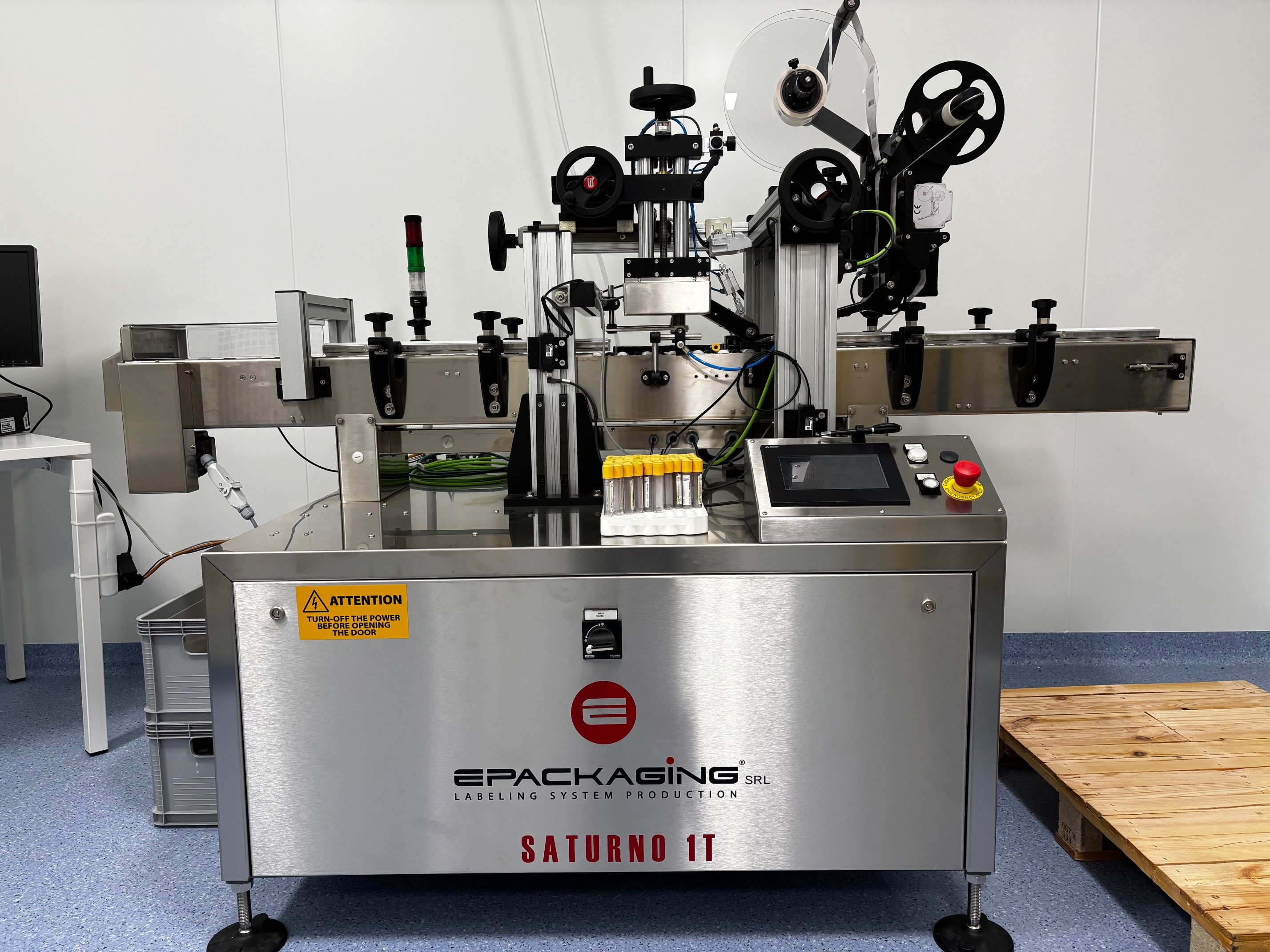 Étiqueteuse automatique à enveloppement pour objets cylindriques Faible nombre d'heures