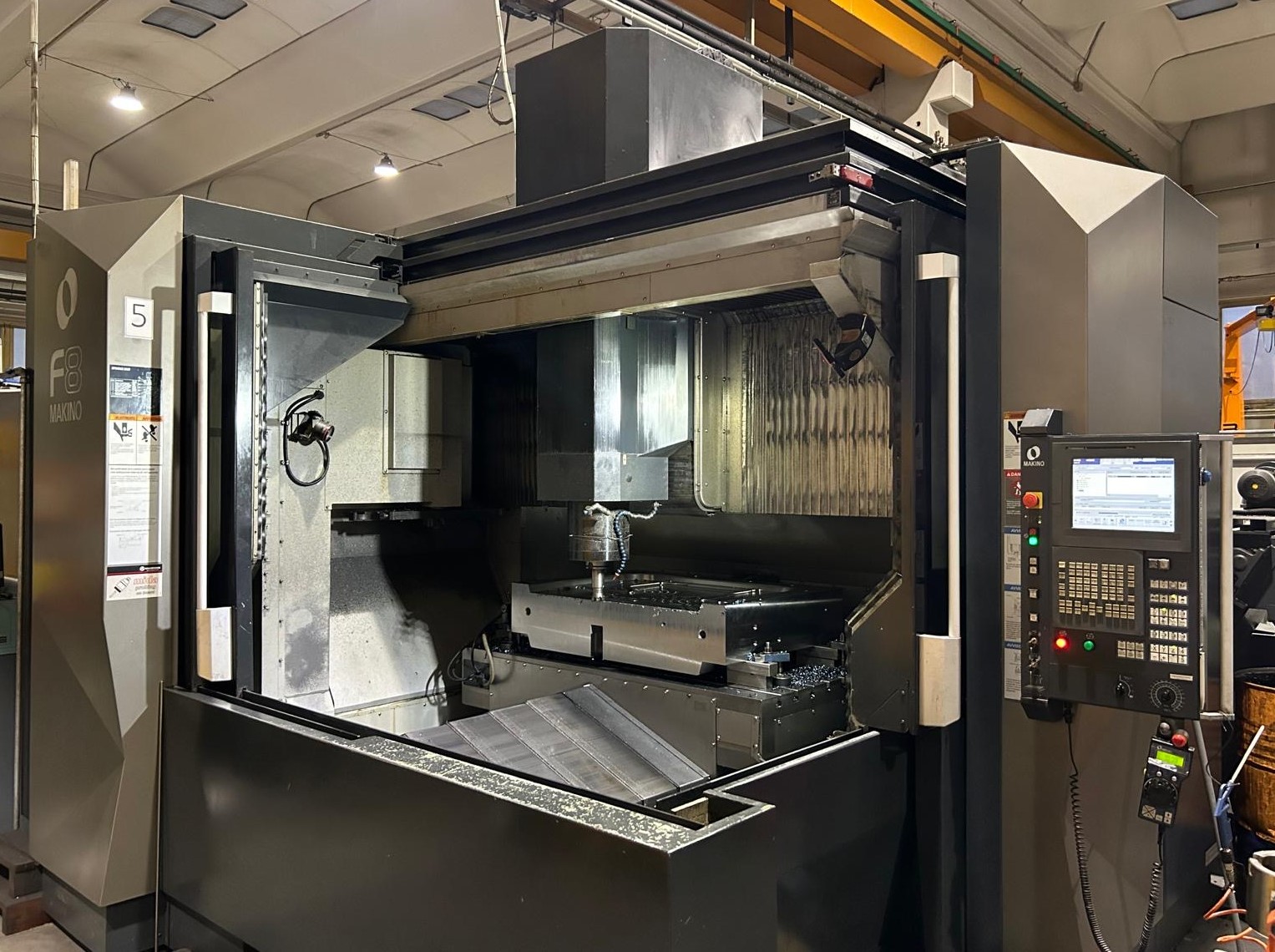 Centre d'usinage à portique Makino F8 d'occasion