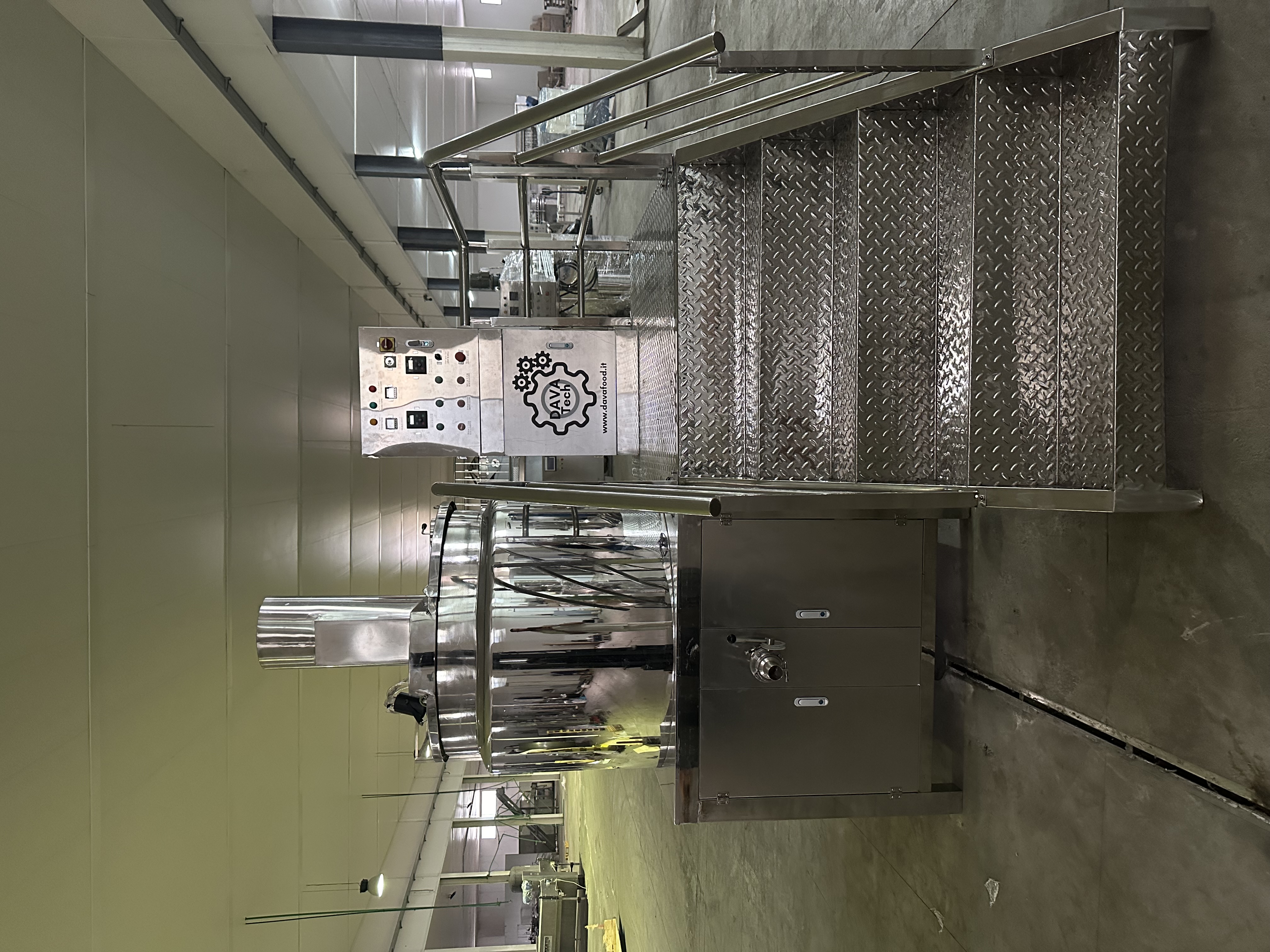 Dava Tech DF-500 - Emulsionneur/Cuiseur/Mélangeur 500L avec plateforme en acier incluse.