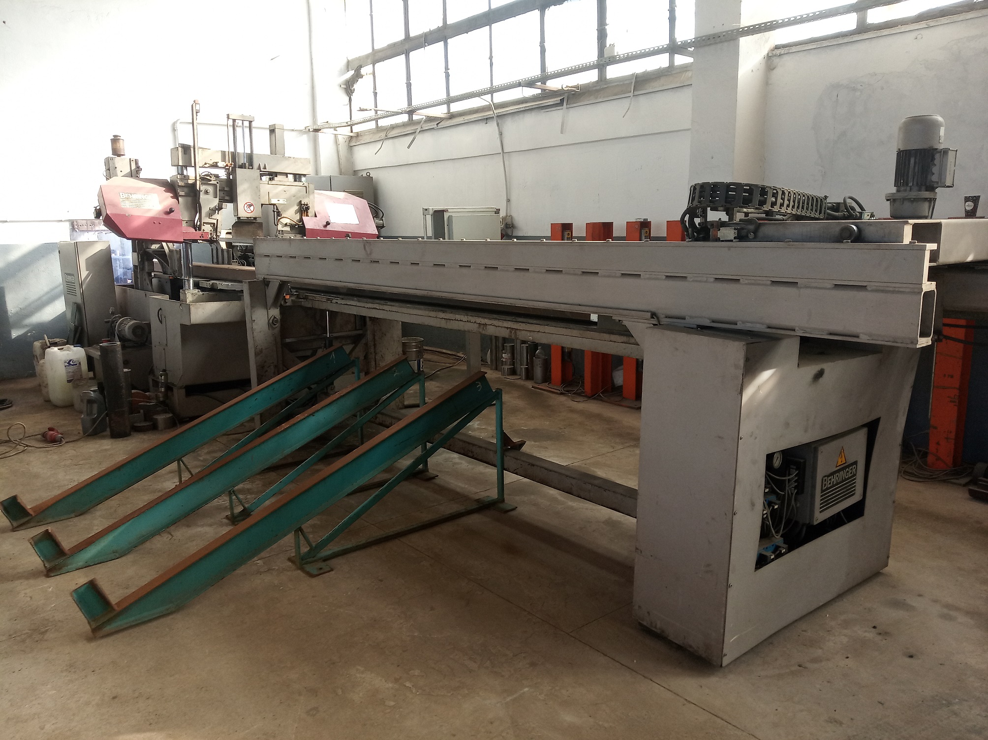 Scie à ruban pour métal Behringer HBP310/403GA