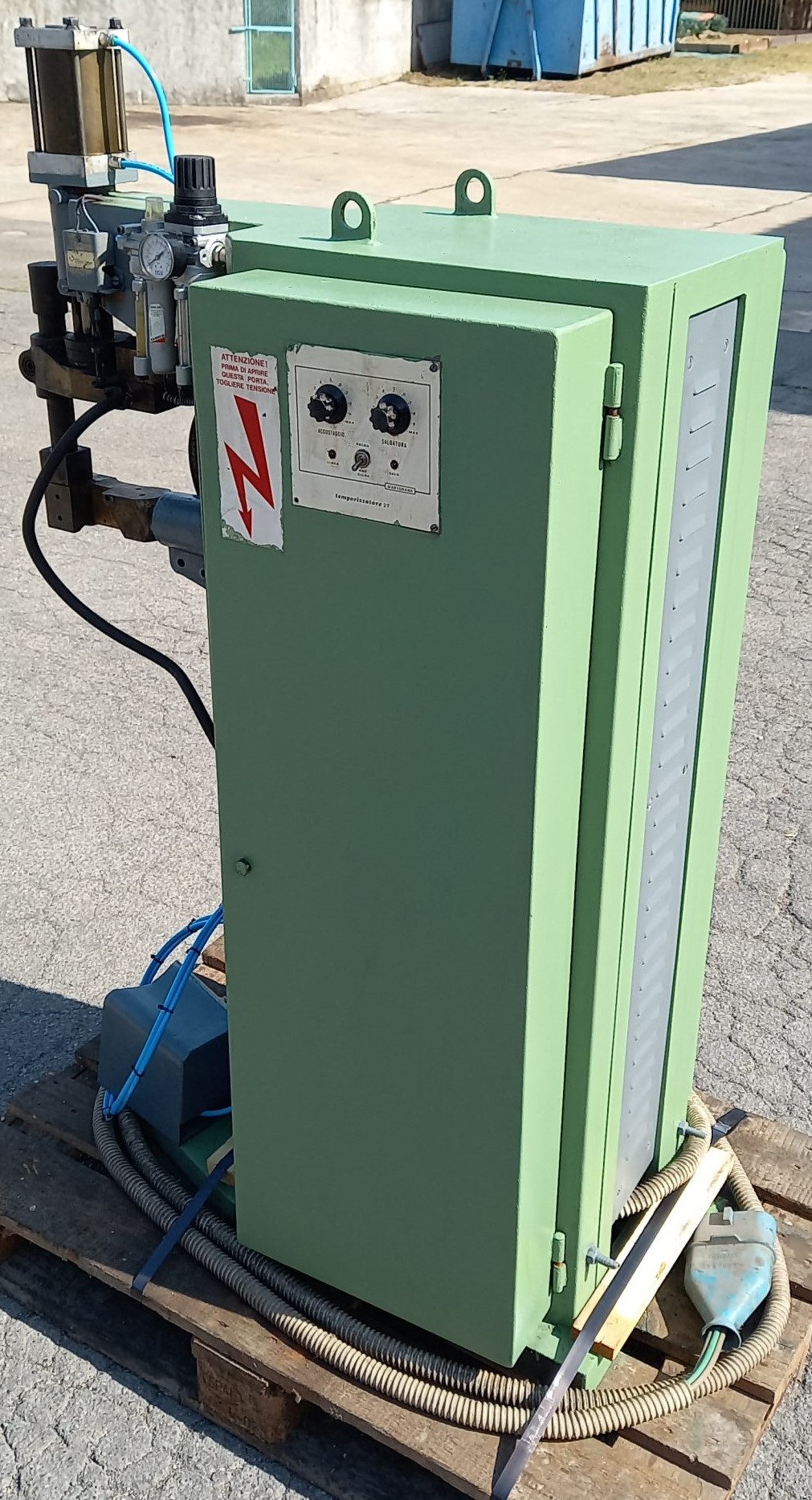 Soudeuse par points pneumatique CEA PPN 30 d'occasion avec étagère réglable en hauteur