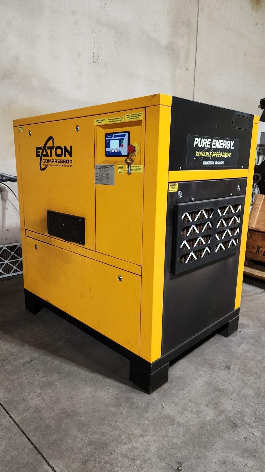 Compresseur d'air rotatif à vis EATON 30 HP 2022 & Sécheur d'air Polar Air Réservoir d'air Seulement 1 869 heures de fonctionnement