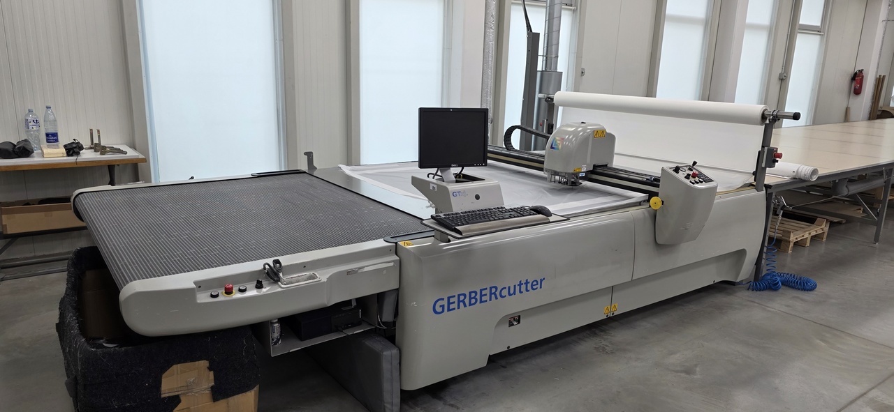 GTxL 1700/25 Ligne de découpe & Machine de déroulage EM 55 & Table Gerber GTxL 1700/25 Ligne de découpe avec machine de déroulage EM 55 & table