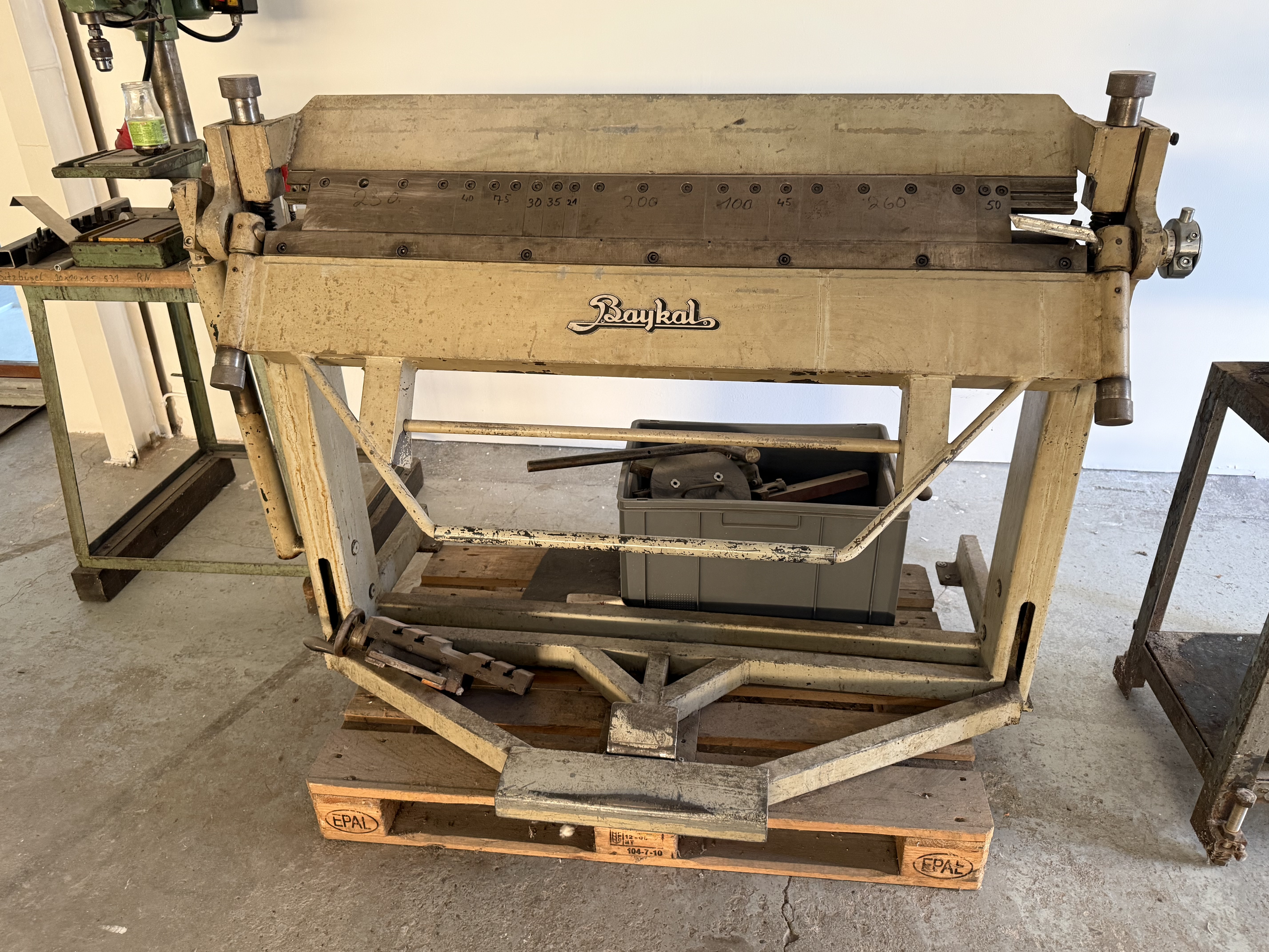 Machine à travailler la tôle Baykal CKL 1260x15 d'occasion
