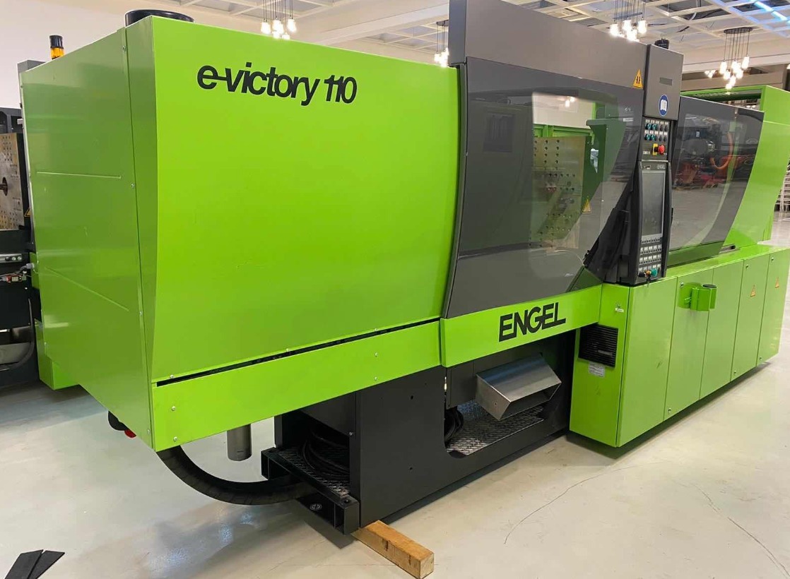 Engel e-victory 330/110 Machine hybride de moulage par injection de plastique avec accessoires