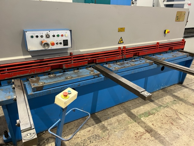 Cisaille guillotine hydraulique KORPLEG GP 36